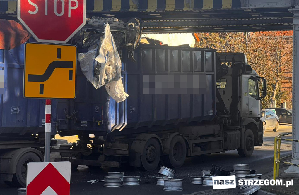 Ciężarówka utknęła pod wiaduktem w Strzegomiu [FOTO] 